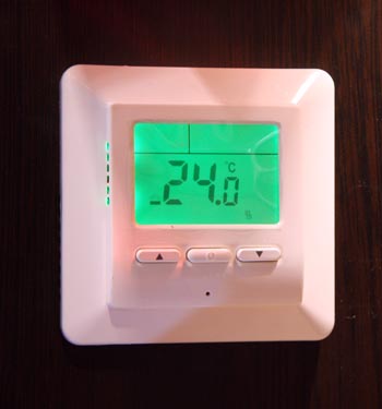 Halı altı uygulaması yapılabildiği gibi , parke altındada kontrollu termostatlar vasıtası ile mükemmel çözümler sunmaktadır. Termostatlar muhakkak suretle yer sensörlü olmak zorundadır, taban döşemesinin sıcaklığı kontrol altında olmalıdır. Bunun için firmamız 3600 watt sıva altı ve 4 kw sıva üstü termostatlar vasıtası ile uygulama yapmaktadır. Kullanılan filmler 100 watt - 170 watt - 230 watt / m2 şeklindedir, seçim şekli kullanım şekliyle birebir doğru orantılıdır
