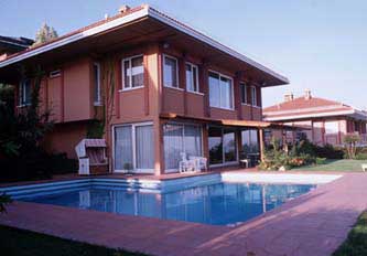 Taban döşemeleri yapılmış Oturulan Villa